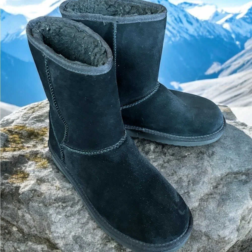 UGG Women’s Classic Black Suede Leather Sherpa Lined Short II Boot. Size 7.